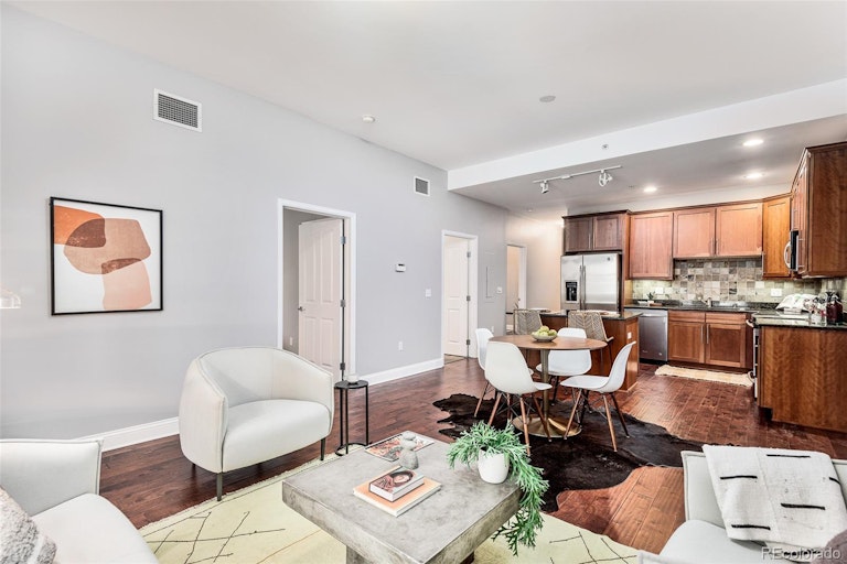 Photo 14 of 27 - 1950 N Logan St #714, Denver, CO 80203