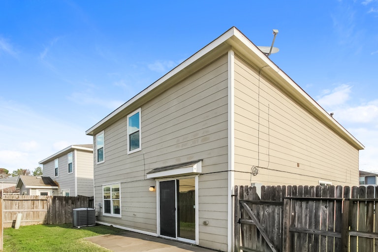 Photo 8 of 28 - 16611 Burnell Oaks Ln, Houston, TX 77090