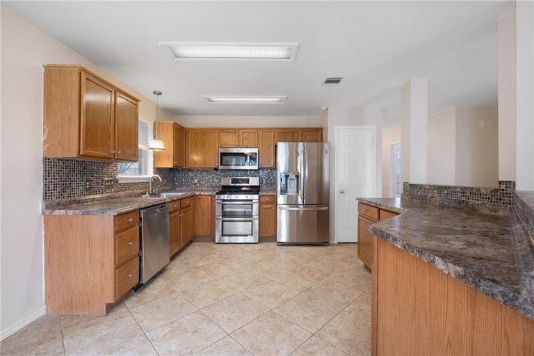 Photo 9 of 27 - 3945 Eagles Nest St, Round Rock, TX 78665