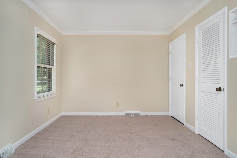 Photo 16 of 21 - 8433 Dunsinane Dr, Charlotte, NC 28227