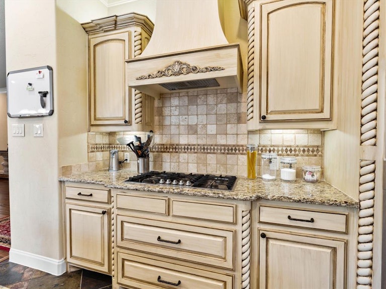Photo 8 of 31 - 5421 Pershing Ave, Fort Worth, TX 76107
