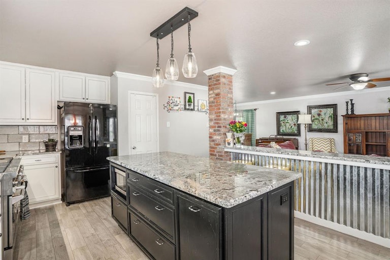 Photo 16 of 34 - 5901 Westgate Dr, Fort Worth, TX 76179