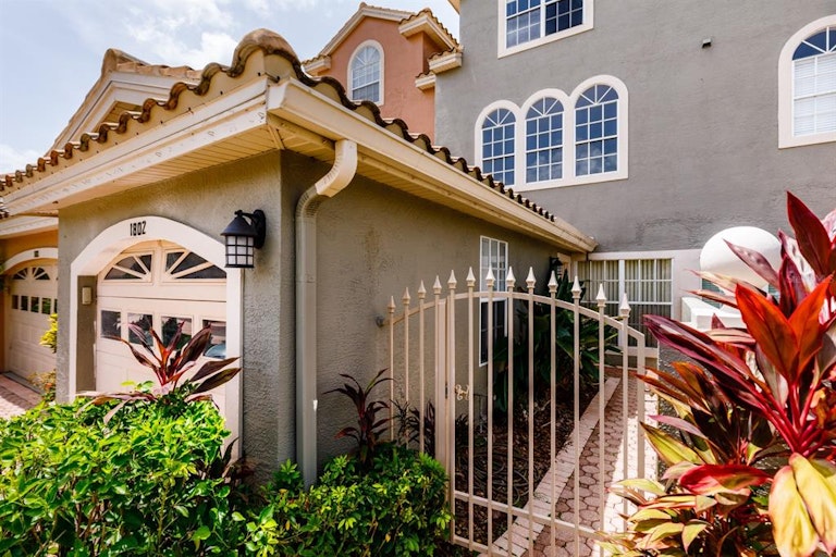 Photo 3 of 36 - 1802 Lago Vista Blvd, Palm Harbor, FL 34685