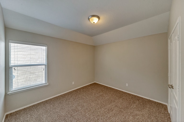 Photo 21 of 32 - 400 Stone Crossing Ln, Fort Worth, TX 76140