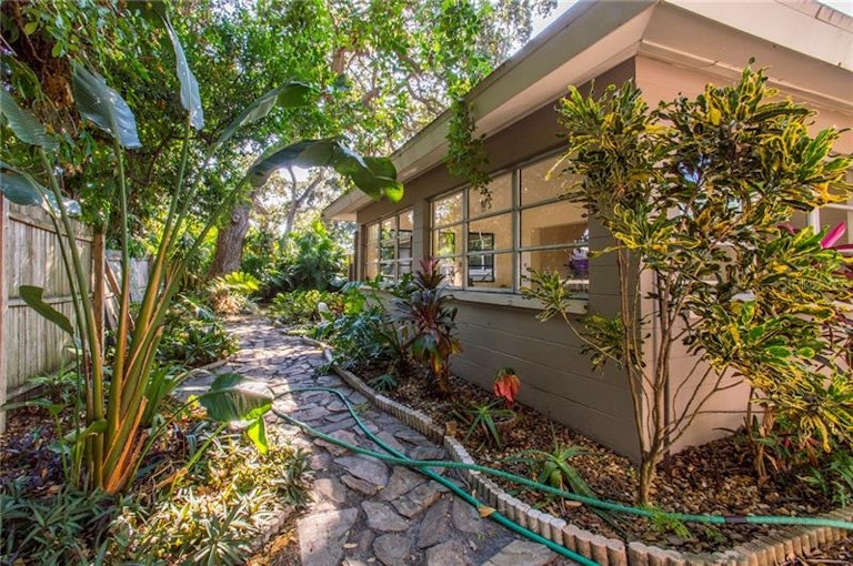 Photo 18 of 19 - 5690 Dr Martin Luther King Jr St S, Saint Petersburg, FL 33705