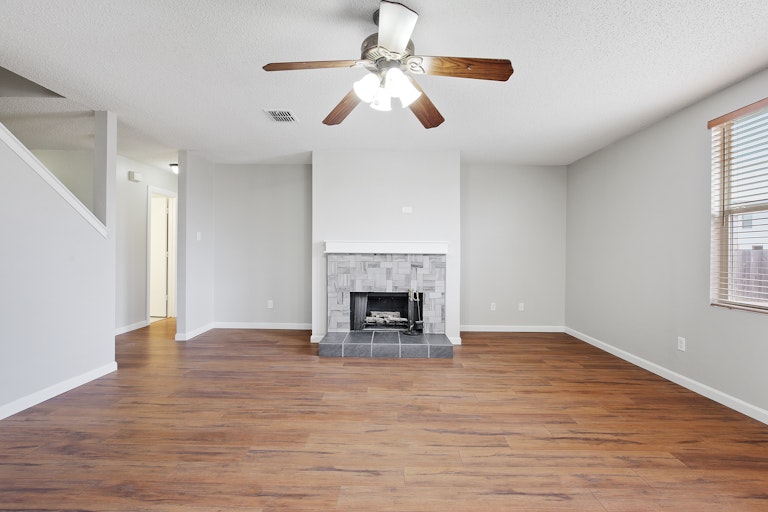 Photo 12 of 32 - 1300 Anna Lea Ln, Burleson, TX 76028