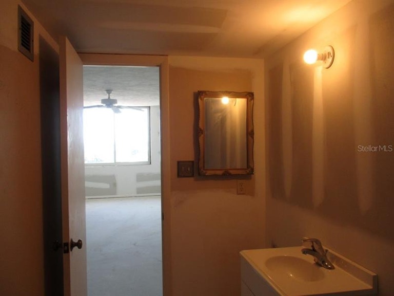 Photo 12 of 14 - 101 S Gulfstream Ave #7H, Sarasota, FL 34236