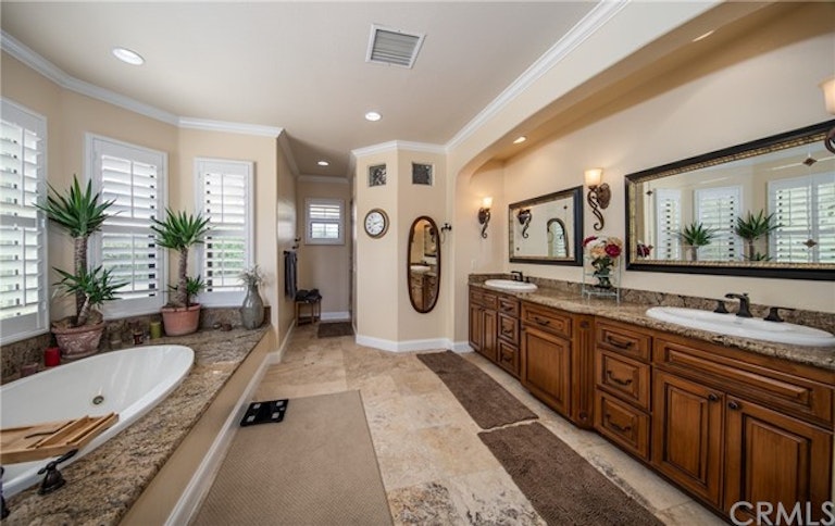 Photo 32 of 48 - 34722 Simi Dr, Yucaipa, CA 92399