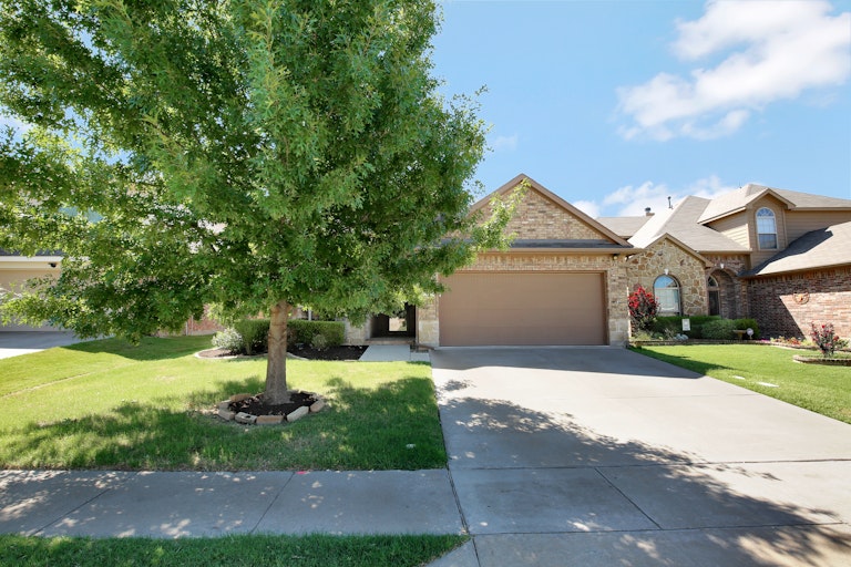 Photo 4 of 27 - 9124 Oldwest Trl, Fort Worth, TX 76131