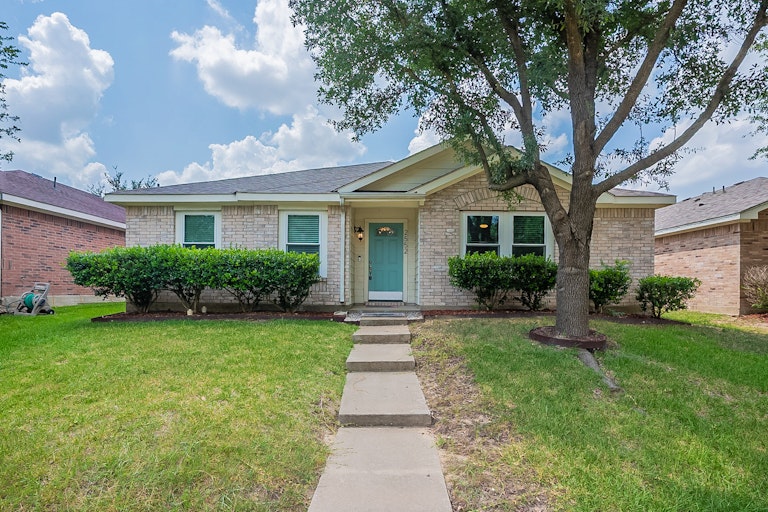 Photo 1 of 19 - 2552 Pilgrim Rest Dr, Dallas, TX 75237