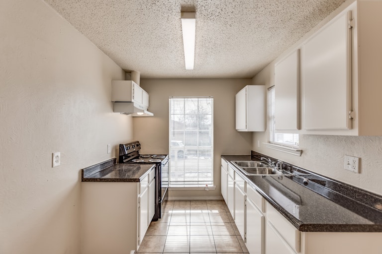 Photo 5 of 15 - 9911 Cedar Mountain Cir, Dallas, TX 75217