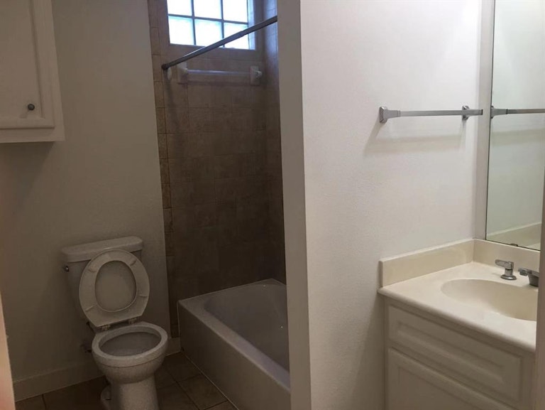 Photo 4 of 18 - 2710 Hullsmith Dr #1001, Houston, TX 77063