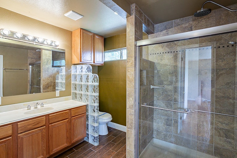 Photo 4 of 16 - 702 Claude W Black, San Antonio, TX 78203