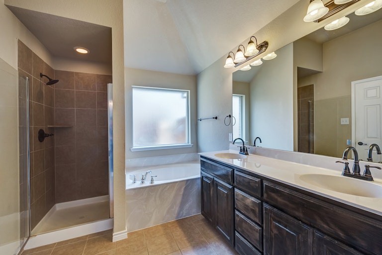 Photo 13 of 25 - 5532 Chinkapin Ln, Fort Worth, TX 76244