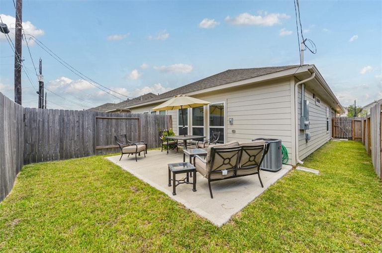 Photo 17 of 18 - 513 N 6th St, La Porte, TX 77571
