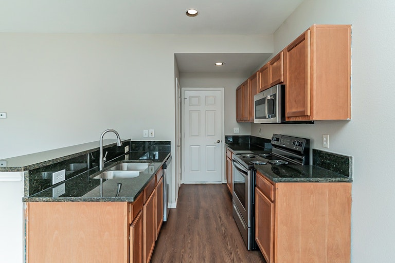 Photo 4 of 25 - 2800 Pasadena Ln, Arlington, TX 76015