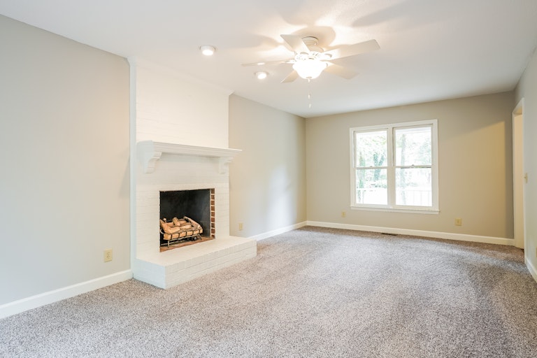 Photo 7 of 25 - 821 Pinewood Dr, Apex, NC 27502