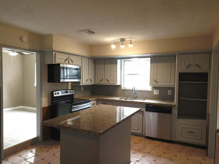 Photo 10 of 31 - 9427 Spellman Rd, Houston, TX 77031