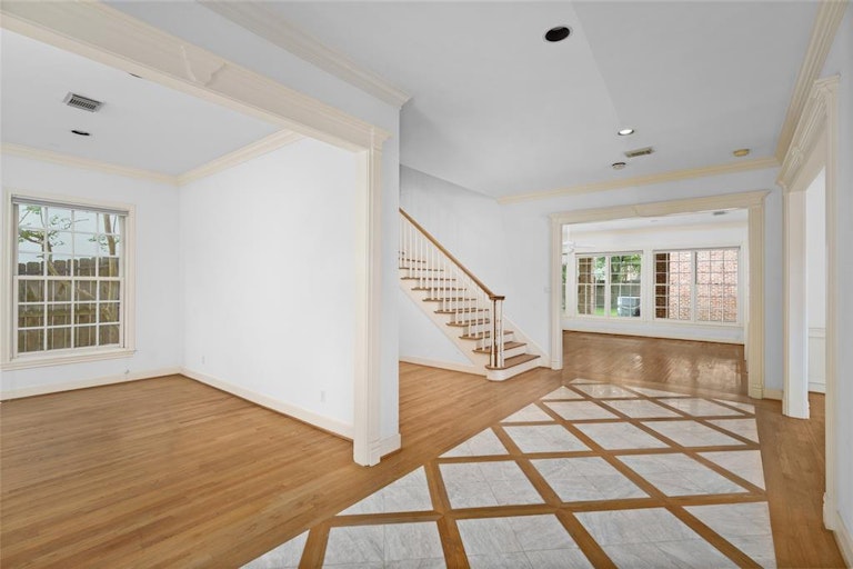 Photo 4 of 18 - 6549 Sewanee Ave, Houston, TX 77005