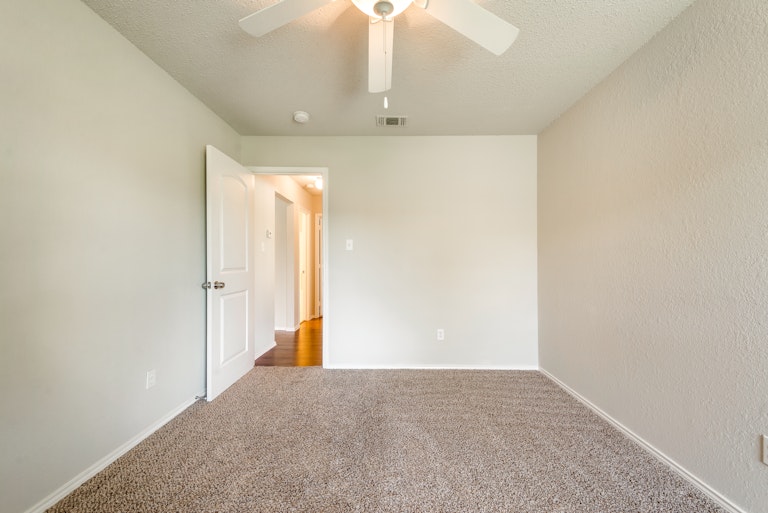 Photo 23 of 28 - 2039 Angelica Way, Dallas, TX 75217