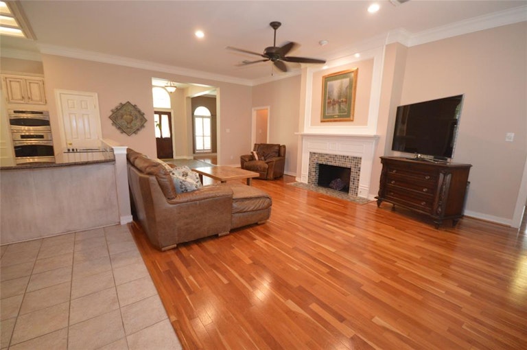 Photo 11 of 44 - 5003 Kingsland Ct, Sugar Land, TX 77479