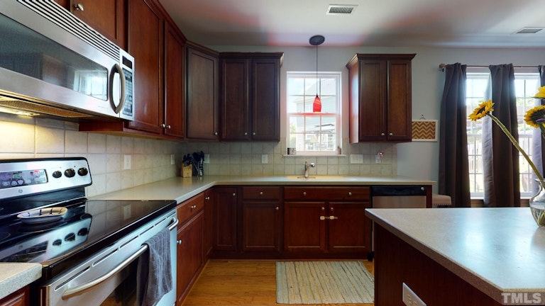 Photo 11 of 40 - 6209 Sparkling Brook Dr, Raleigh, NC 27616