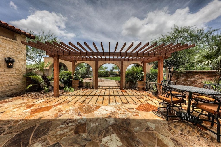 Photo 4 of 49 - 2517 Sierra Madre St, Friendswood, TX 77546