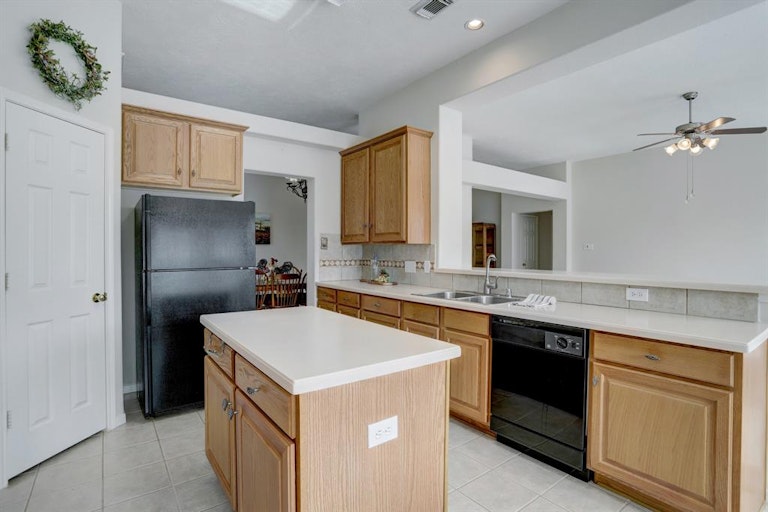 Photo 14 of 31 - 4911 Falling Oak Ct, Pasadena, TX 77505