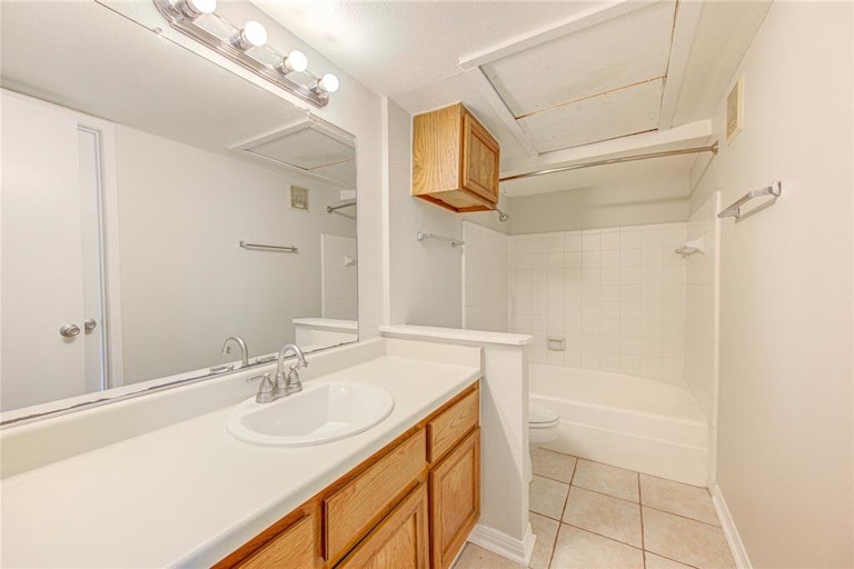 Photo 12 of 37 - 12200 Overbrook Ln #31A, Houston, TX 77077