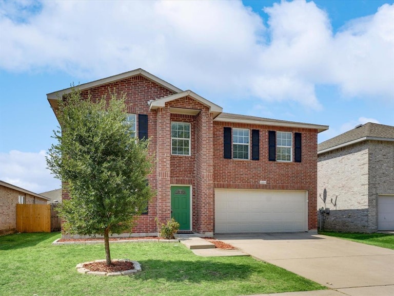 Photo 2 of 25 - 1604 Diamond Lake Trl, Justin, TX 76247