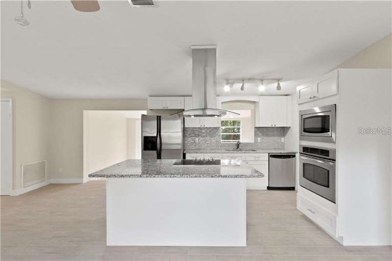 Photo 3 of 17 - 10542 Mary Lou Dr, Orlando, FL 32825