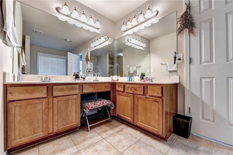 Photo 30 of 38 - 342 Rutlidge Park Ln, Suwanee, GA 30024
