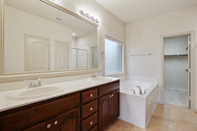 Photo 4 of 25 - 1417 Zanna Grace Way, Haslet, TX 76052