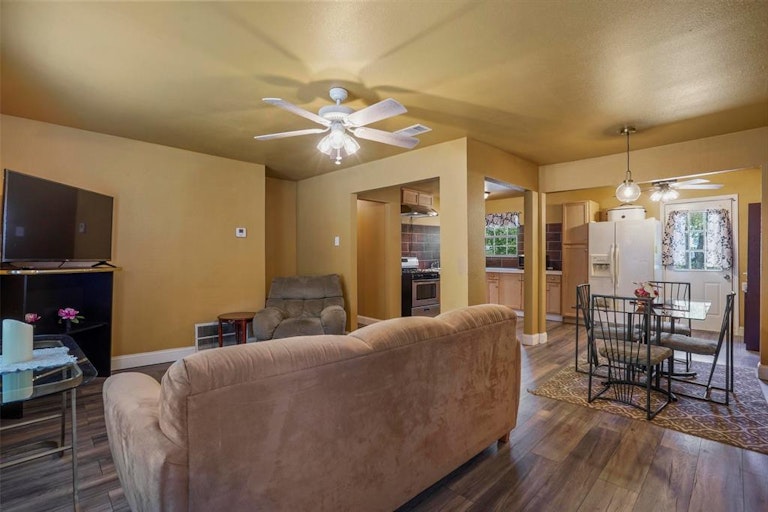 Photo 1 of 29 - 612 Highland Dr, Arlington, TX 76010