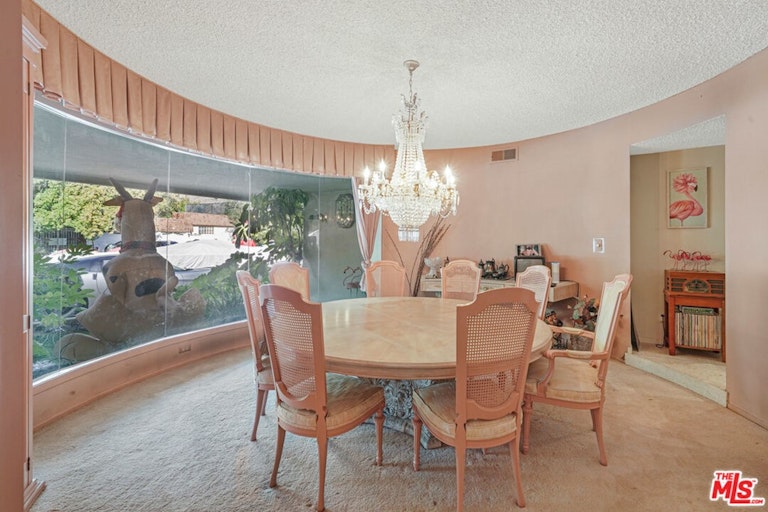 Photo 8 of 23 - 18116 Chardon Cir, Encino, CA 91316
