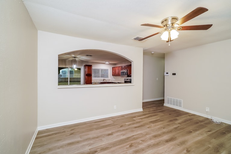 Photo 10 of 25 - 7115 Glen Trl, San Antonio, TX 78239