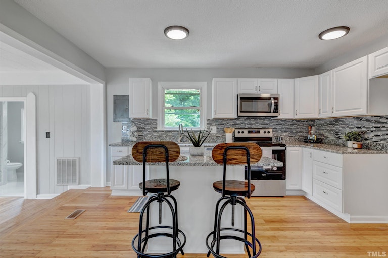 Photo 9 of 36 - 818 Shannon Dr, Chapel Hill, NC 27516