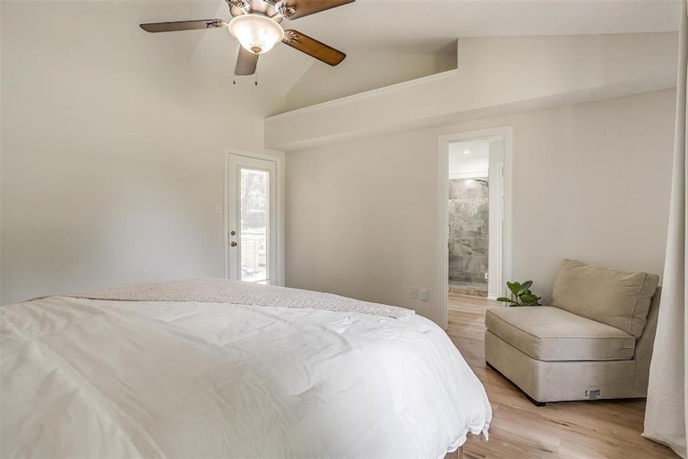 Photo 22 of 40 - 312 Emerald Ct, Burleson, TX 76028