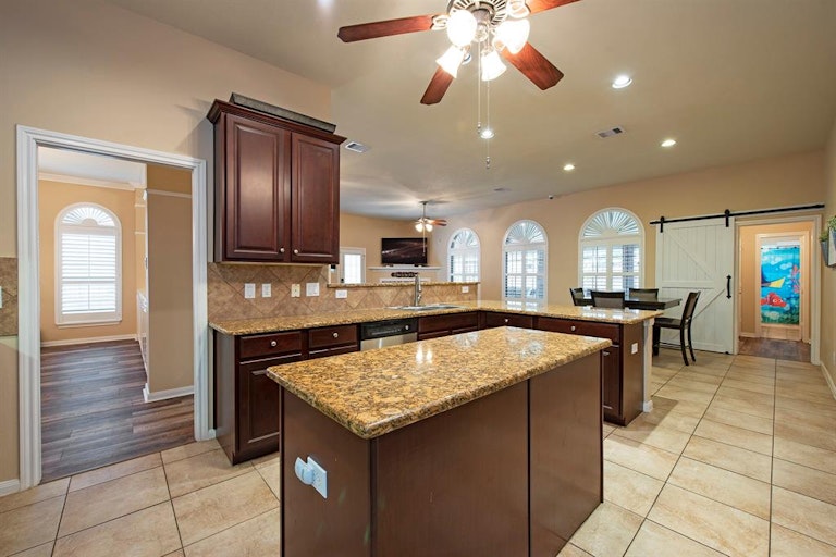 Photo 10 of 48 - 1814 Flagstaff Ln, League City, TX 77573