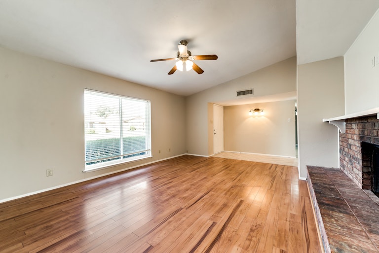 Photo 5 of 28 - 728 Via Altos, Mesquite, TX 75150