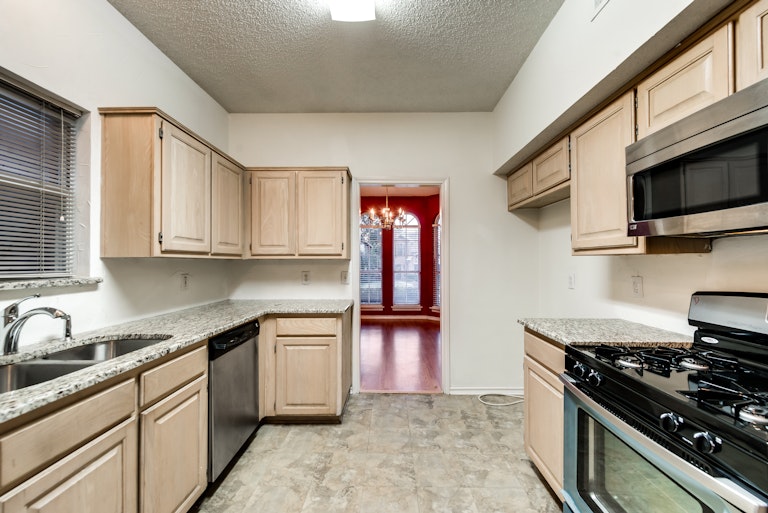 Photo 3 of 28 - 2216 Meadowstone Dr, Carrollton, TX 75006