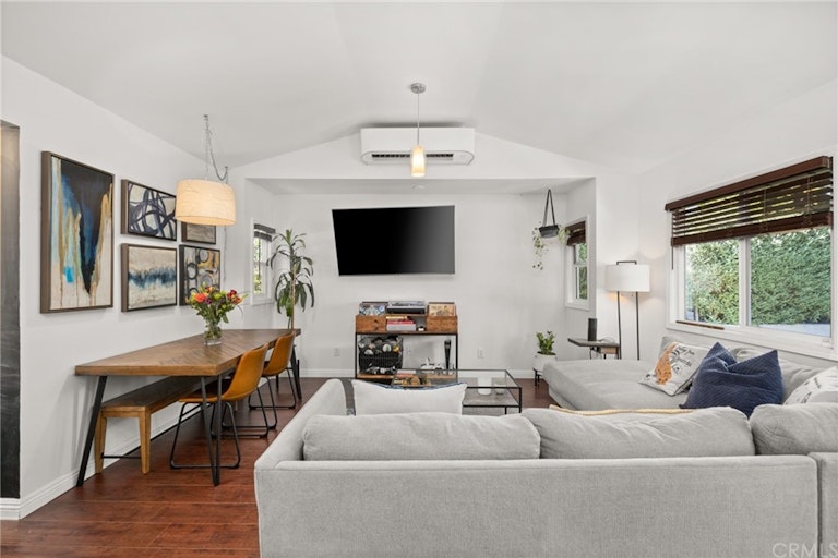 Photo 9 of 33 - 596 E 67th St, Inglewood, CA 90302