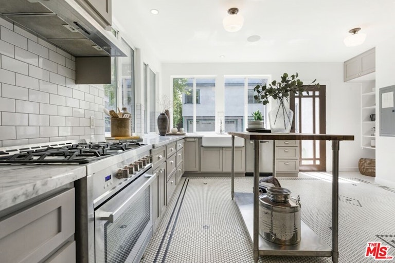 Photo 21 of 49 - 641 N Mariposa Ave, Los Angeles, CA 90004