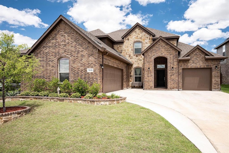 Photo 1 of 37 - 7819 Kettle Creek Dr, Arlington, TX 76001