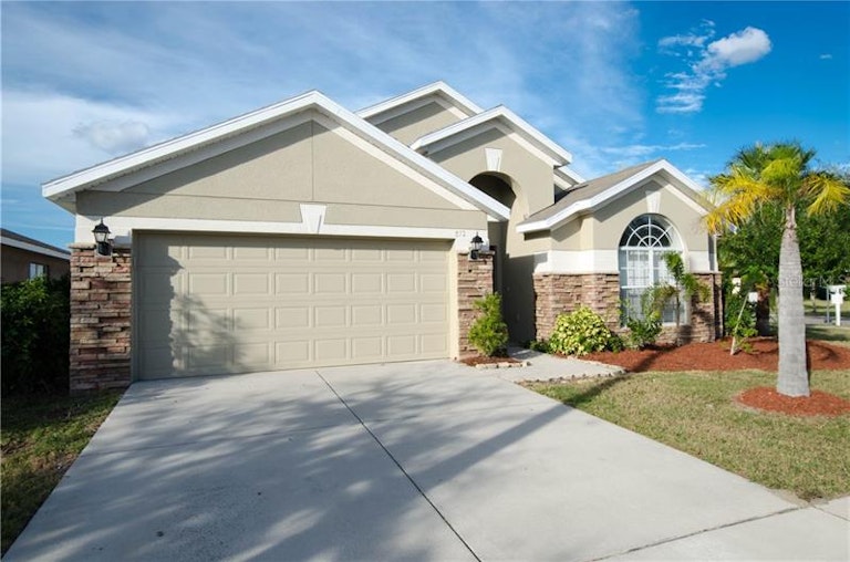 Photo 2 of 25 - 812 Barclay Wood Dr, Ruskin, FL 33570