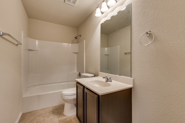 Photo 30 of 33 - 3413 Oceanview Dr, Denton, TX 76208