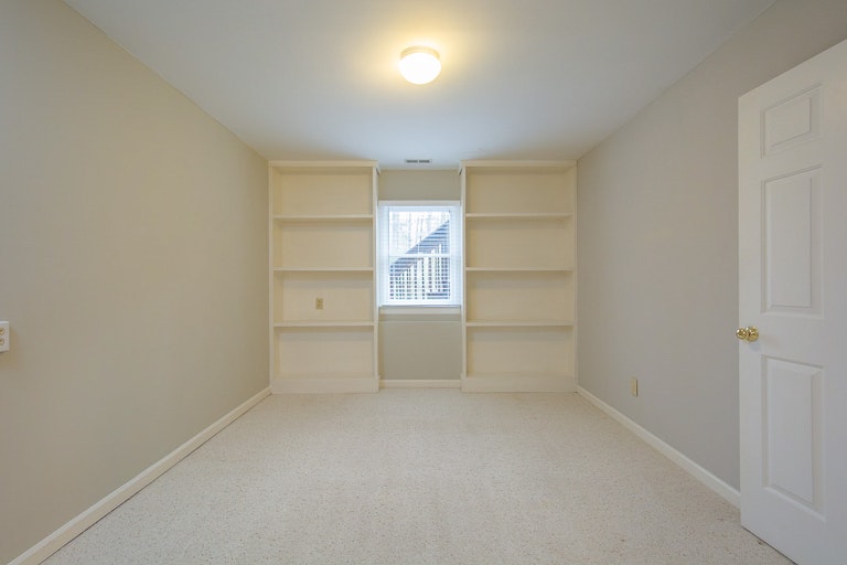 Photo 16 of 30 - 8604 Carolingian Ct, Raleigh, NC 27615