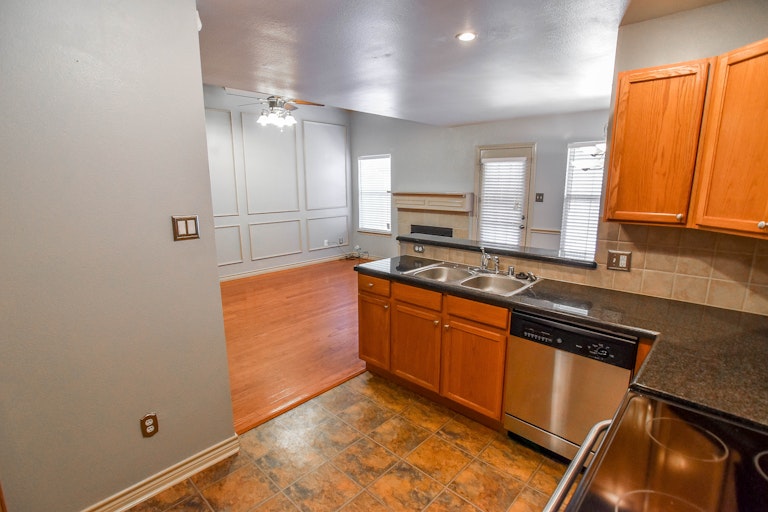 Photo 17 of 36 - 3954 Fernando Dr, Euless, TX 76040