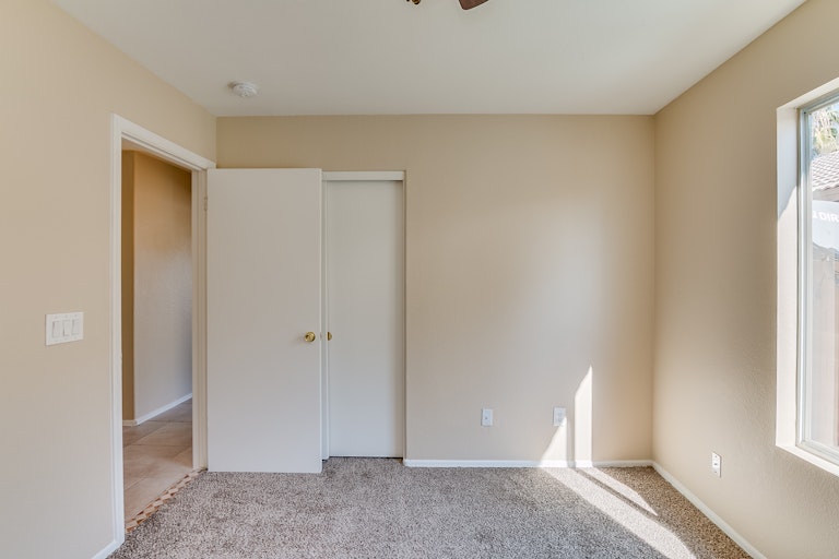 Photo 13 of 24 - 3634 W Saguaro Park Ln, Glendale, AZ 85310