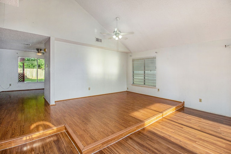 Photo 10 of 17 - 7802 Del Glen Ln, Houston, TX 77072